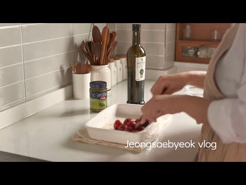 Видео: Кулинария и кофе домохозяйки, которая живет в маленьком загородном доме