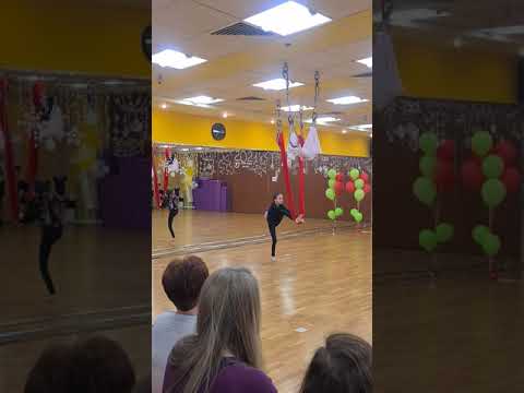 Видео: Показательные выступления гамаки, воздушная гимнастика.