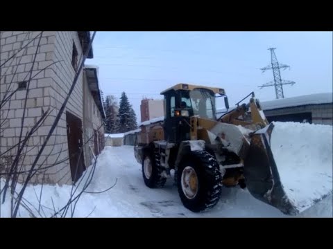 Видео: КИТАЙСКИЙ ФРОНТАЛЬНЫЙ ПОГРУЗЧИК LW300F НА УБОРКЕ СНЕГА И ЧИСТКЕ ДВОРОВ/СТОЯНОК