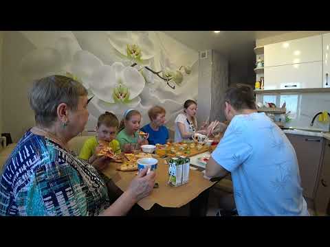 Видео: МУКБАНГ РОЛЛЫ🍣, ПИЦЦА🍕 В ЧЕСТЬ 8 МАРТА С БУБУШКАМИ🌷