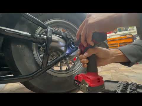 Видео: Снятие заднего колеса Suzuki Boulevard C50 ЛЕГКО, менее чем за 20 минут
