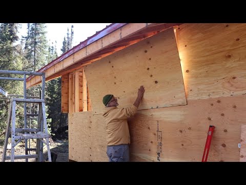 Видео: Обшивка 3 стен сарая на Аляске