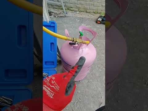 Видео: Дозаправка фреоном кондиционера после установки / Как дозаправить новый кондиционер