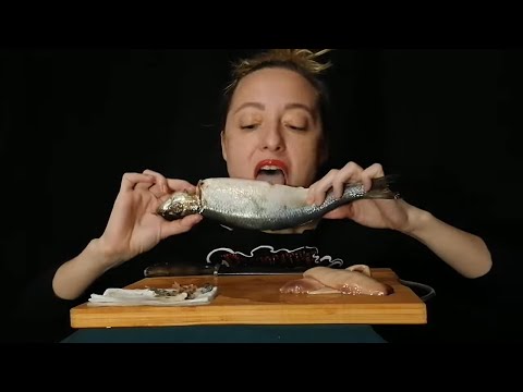 Видео: ЦЕЛАЯ СЕЛЕДКА МУКБАНГ АСМР ИТИНГ