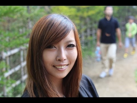 Видео: [Япония] Мики вспоминает детство и кормит рыб невидимым кормом у горы Фудзи