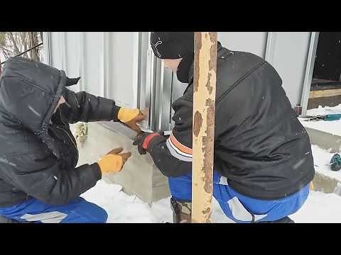 Видео: Как быстро и четко зарезать цокольный  отлив под угол на фасаде деревянного дома