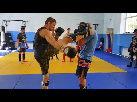 Видео: Хай кик и мидл кик в ММА. Тренировка удара ногой сбоку. Отработка в парах. Варианты нанесения удара.