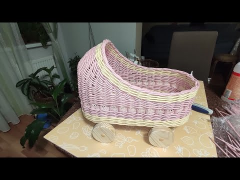 Видео: Процесс плетения колыбельки из бумажной лозы для куклы