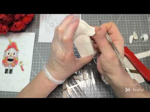 Видео: ЩЕЛКУНЧИК  Игрушка на елку из ваты  Урок 4  Приклеиваем треуголку локоны и ноги