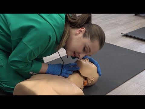 Видео: Бесплатные курсы оказания первой помощи открылись в медицинском колледже // "Новости 49" 25.10.22