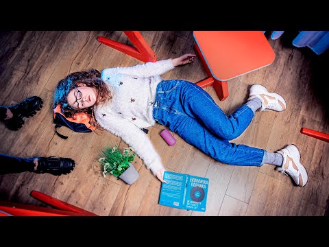 Видео: СРОЧНО ВРАЧА!!! МАША УПАЛА В ОБМОРОК ПРЯМО НА УРОКЕ!!!