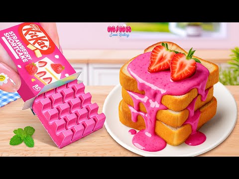 Видео: 🍓Сладкий клубничный торт KITKAT🍓Рецепт потрясающего миниатюрного клубнично-шоколадного хлеба | Mi...