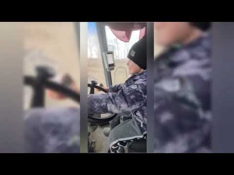 Видео: Счастливое детство ,мальчик едет на комбайне убирать урожай!