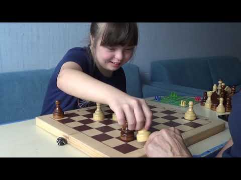 Видео: Игра "Лудо" на шахматной доске.