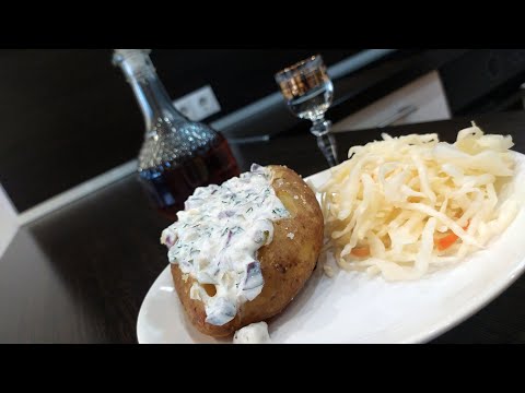 Видео: Печёный картофель с селедочным соусом