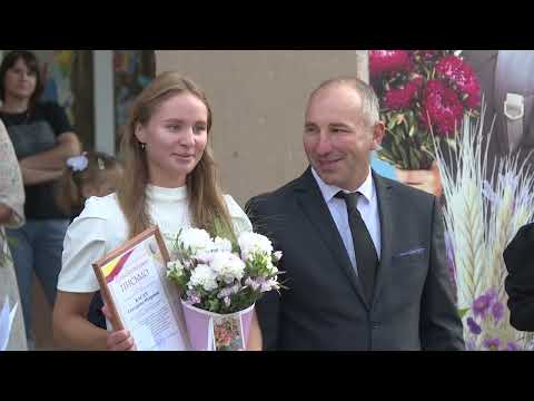 Видео: Торжественная линейка в средней школе №2