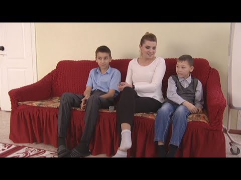 Видео: Алеша и Максим - в рубрике "Жду маму"