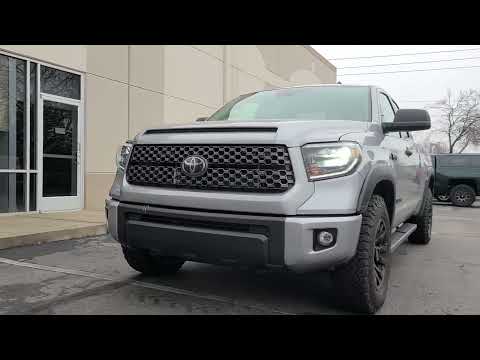 Видео: Инструкция по установке хромированного переднего бампера Toyota Tundra 2014-2021 гг. (удаление/за...