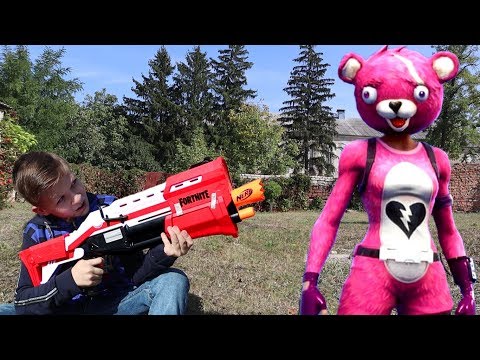 Видео: Нерф Фортнайт против Розовой Панды из игры 🔫 Кто кого? Nerf Fortnite Blasters Battle