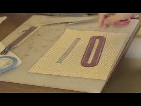 Видео: Как сшить карман в кожаной рамке.