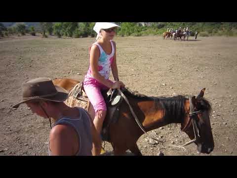 Видео: Крым 2011#2, Прогулка на лошадях по долине привидений