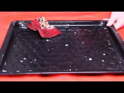 Видео: Как очистить противень от нагара - будет сверкать как новый