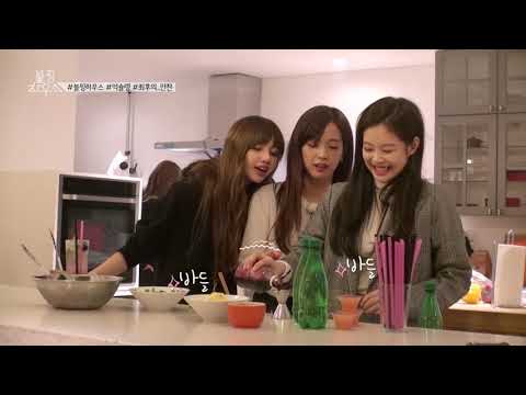 Видео: Напряжёнка между девочками на кухне BLACKPINK HOUSE [смешная озвучка]