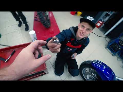 Видео: #18 Honda VTX 1800 || Меняем рулевой подшипник || ЛайфХаки от Сани ||