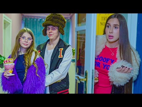 Видео: Дана ВЛЮБИЛАСЬ! Диана в шоке - у сестры появился парень.