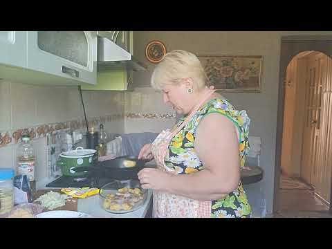 Видео: Мясо под луковой сырной шубкой в духовке. Красный борщ.