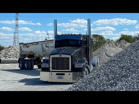 Видео: Водитель грузовика END DUMP, перевозящий качественный щебень в Техасе