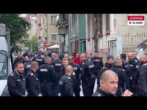 Видео: Протестиращиге пред централата на ДПС изгониха провокатор, полицаите направиха още един кордон