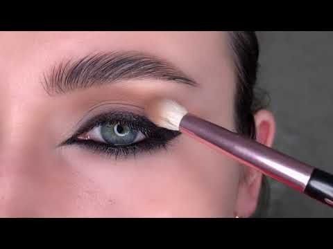 Видео: Кошачьи стрелки / САМЫЙ ТРЕНДОВЫЙ МАКИЯЖ 2021