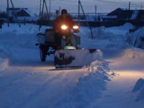 Видео: Муравей чистит снег _ Cleans snow scooter