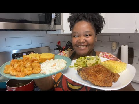 Видео: Жареные свиные отбивные, капуста, кукурузный хлеб, с креветками и салатом из капусты.