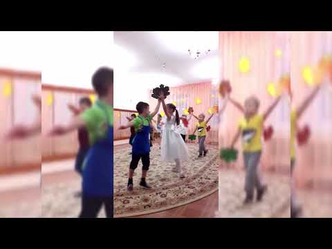 Видео: ОСЕННИЙ ТАНЕЦ С ЛИСТЬЯМИ