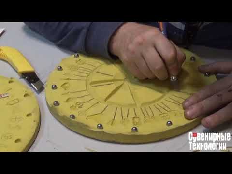 Видео: Извлечение формы, подрезка литьевых каналов и отливка. Часть 3