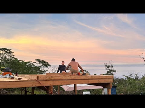 Видео: Строим с нуля наш крошечный автономный дом на Гавайях