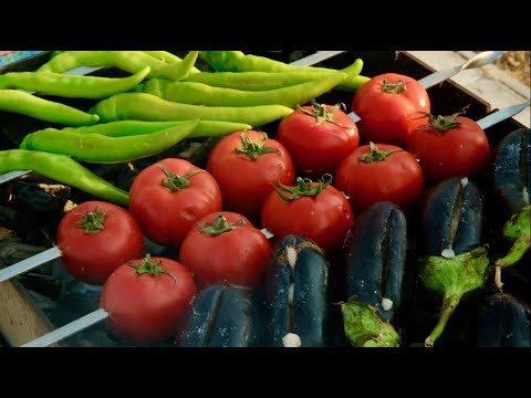 Видео: Шашлык из баранины и овощей по-бакински