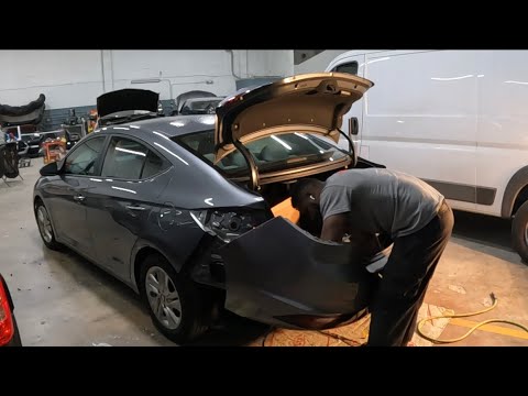 Видео: Hyundai Elantra 2019 как снять задний бампер и задний фонарь