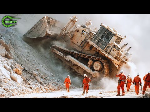 Видео: Потрясающие навыки оператора бульдозера настолько безумны, что можно подумать, будто это подделка...