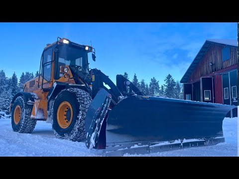 Видео: Очистка сельских дорог с Ljungby L15 & Отвалом Drivex