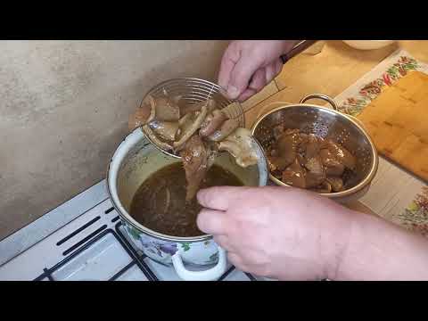 Видео: Очень вкусная закуска - Свиная шкурка. Быстро и дешево!