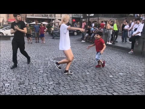 Видео: Девушка Танцует Просто Невообразимо С Малышом 2019 Лезгинка В Тбилиси ALISHKA ELVIN I Love Tbilisi