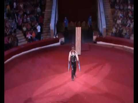 Видео: жонглирование работающими бензопилами