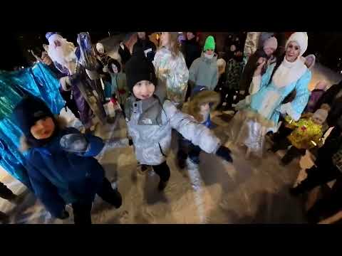 Видео: Открытие Новогодней Ёлочки в одном из парков города Лесного Свердловской области.