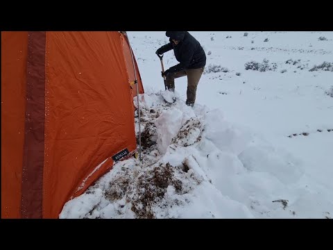 Видео: Зимний поход в палатке - Бушкрафт - Одиночный поход - Приготовление пищи на костре