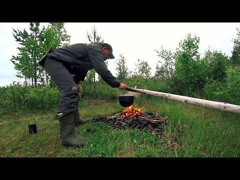 Видео: Один на Лесном Озере. Рыбалка на Кружки и Самоловки. Уха на Костре.