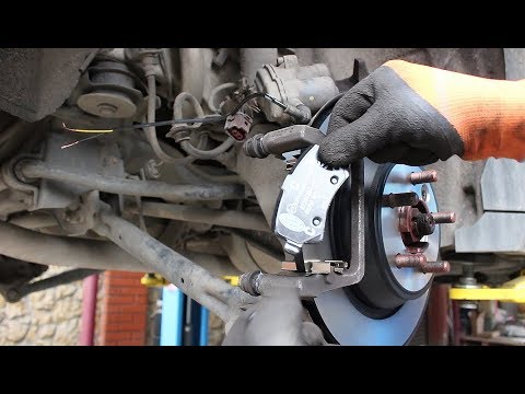 Видео: Замена задних тормозных дисков и колодок на Range Rover Evoque 2,2 Ленд Ровер Эвок 2012 года