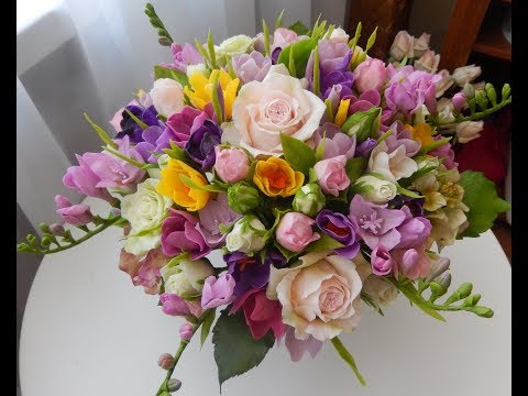 Видео: Сборка весеннего букета из роз, фрезий, крокусов. Цветы из холодного фарфора.